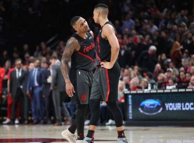 场上气氛明 场上气氛明