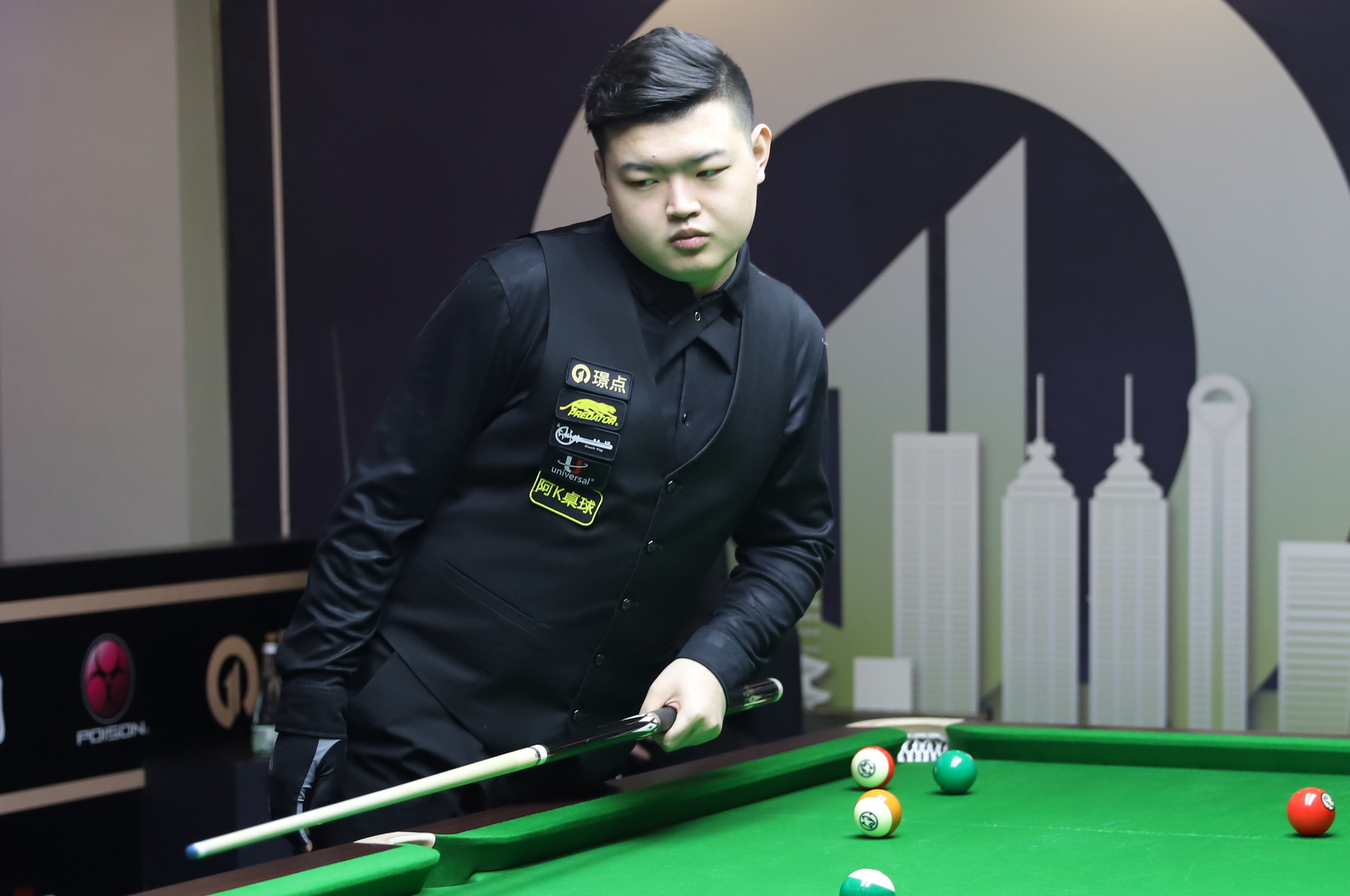 形成鲜明对 形成鲜明对